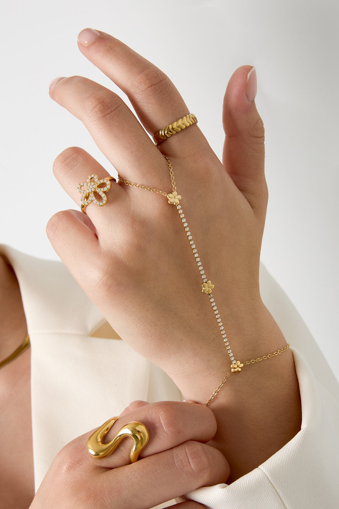 Hand chain met bloemen