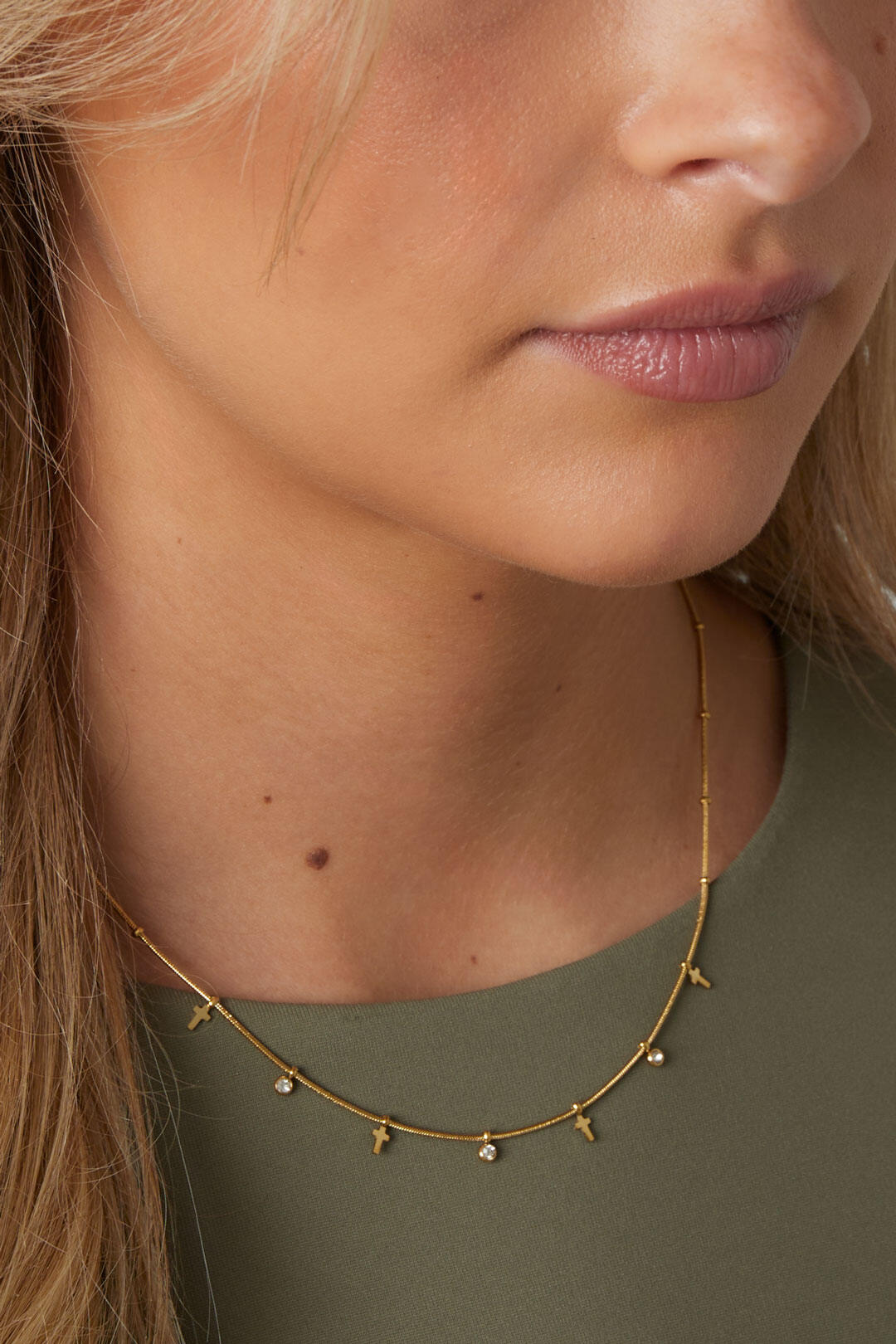 Ketting met steentjes en kruisjes
