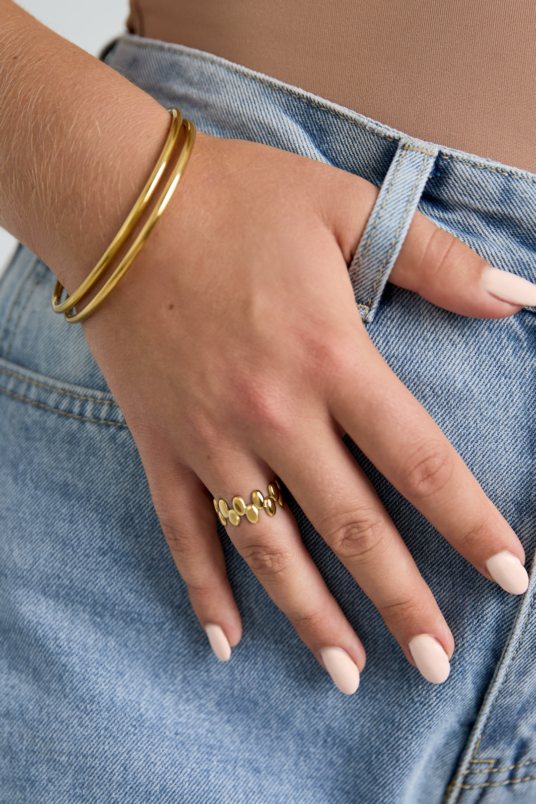 Geometrische ring met platte bolletjes