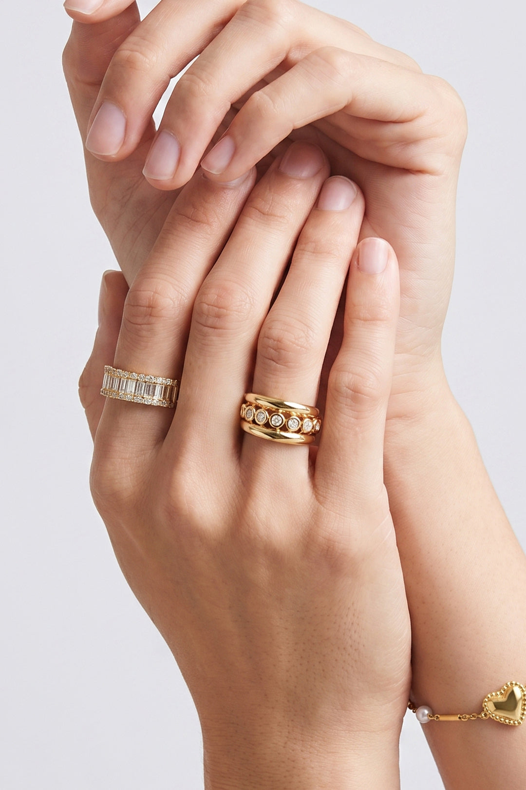 Brede ring met rechthoekige en ronde strass steentjes