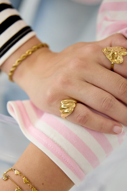Brede ring met organische twist